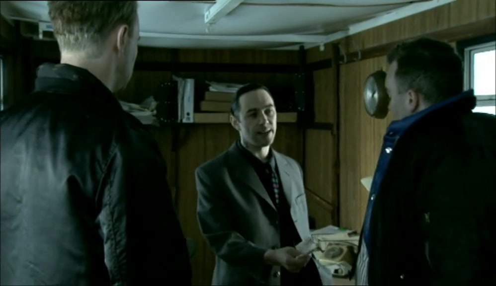 - HERE'S 30 QUID. - THANKS! I'LL GET SOME POP. 