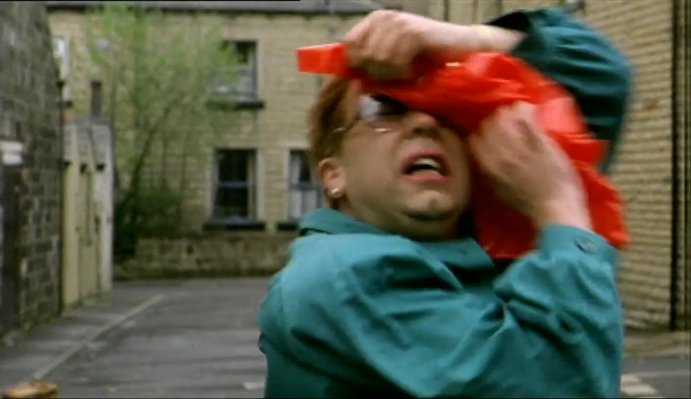 - BUT IT DID LOOK VERY FUNNY. - (GEOFF) OH, NO! 