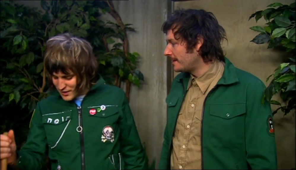 - YOU'LL GET YOUR HEAD SMASHED OFF. - I KNOW. I'M NOT DOING IT. 