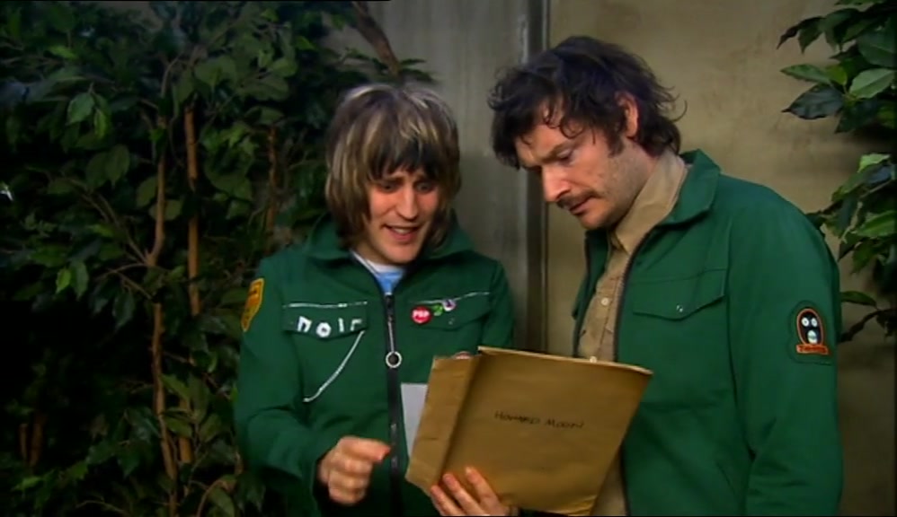 - IT'S JUST NORMAL. - YOU'RE A FREAK! 