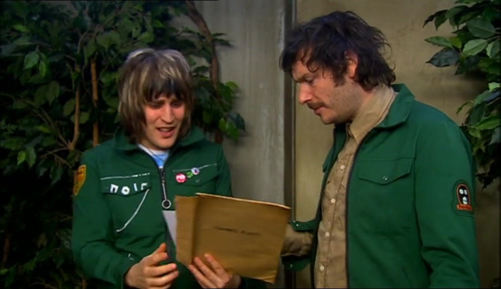 - IT'S JUST NORMAL. - YOU'RE A FREAK! 