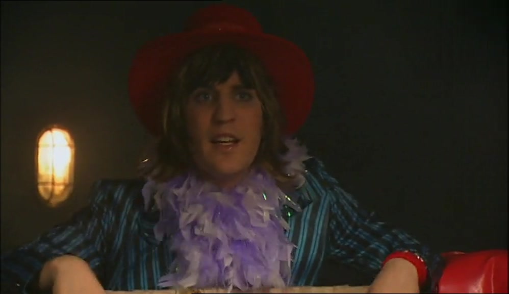 COME ON, GRAB HIS FUR. GO ON, HOWARD! 