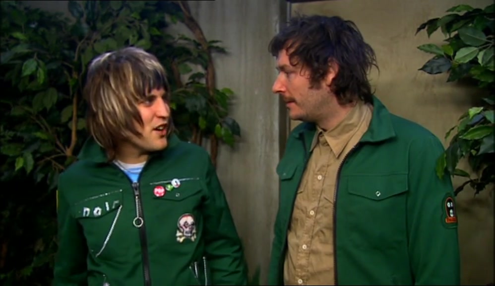 - YOU'LL GET YOUR HEAD SMASHED OFF. - I KNOW. I'M NOT DOING IT. 