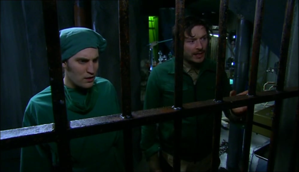 WE'RE TRAINED ZOO KEEPERS. COME FORWARDS. 