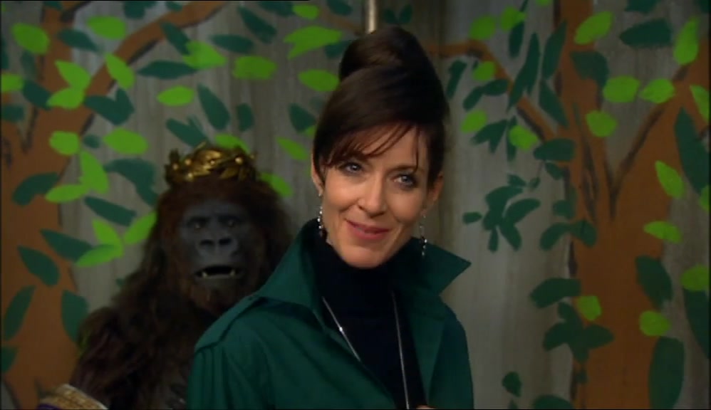 - I COULD DO YOUR PORTRAIT. - YEAH, MAYBE. 