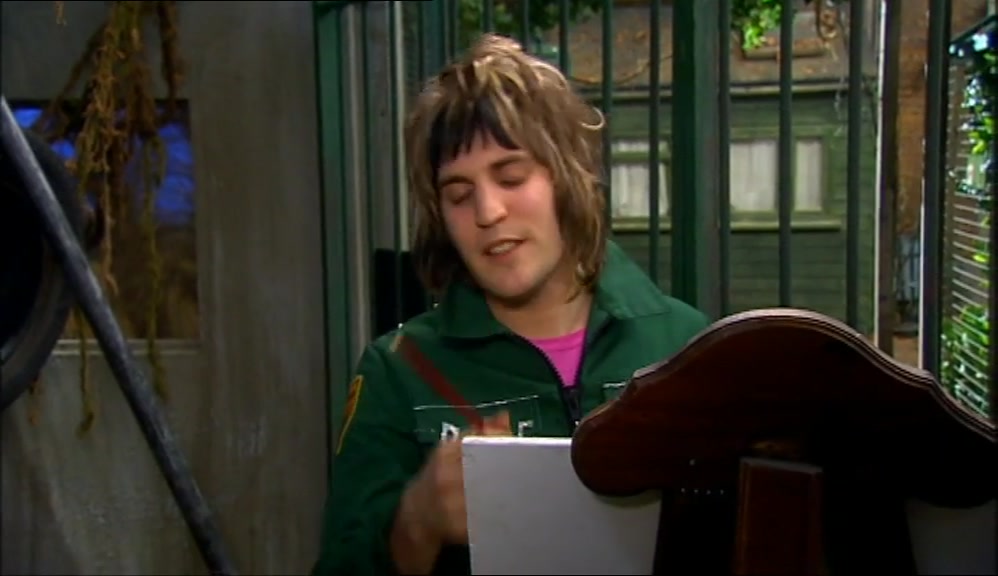 - IT'S ALL RIGHT, BOLLO. - I DON'T NEED ACCESSORIES. 