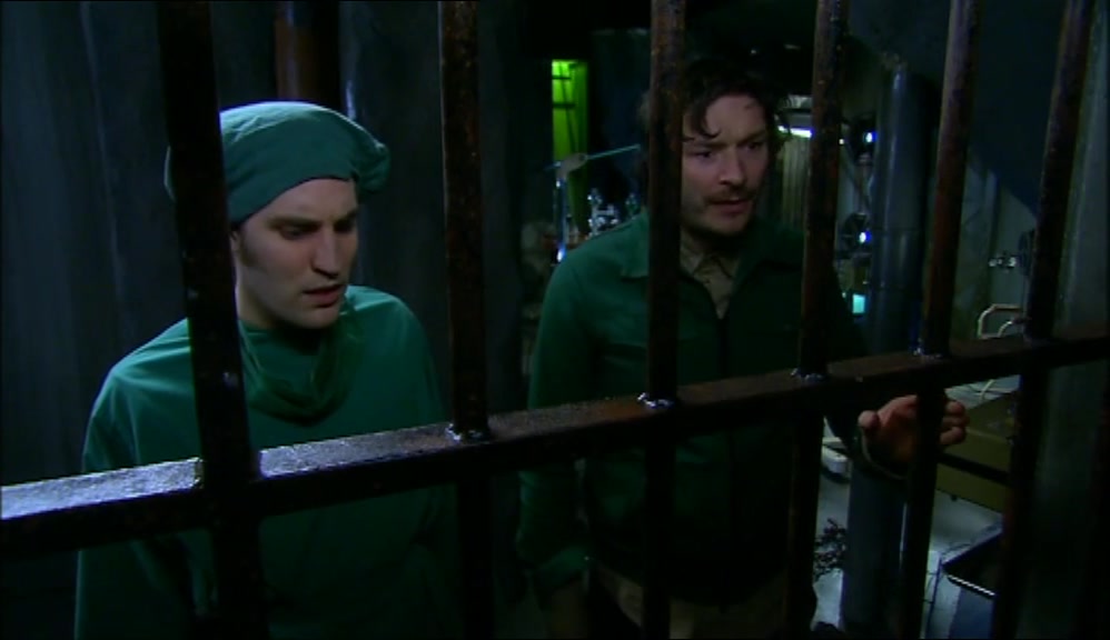 WE'RE TRAINED ZOO KEEPERS. COME FORWARDS. 