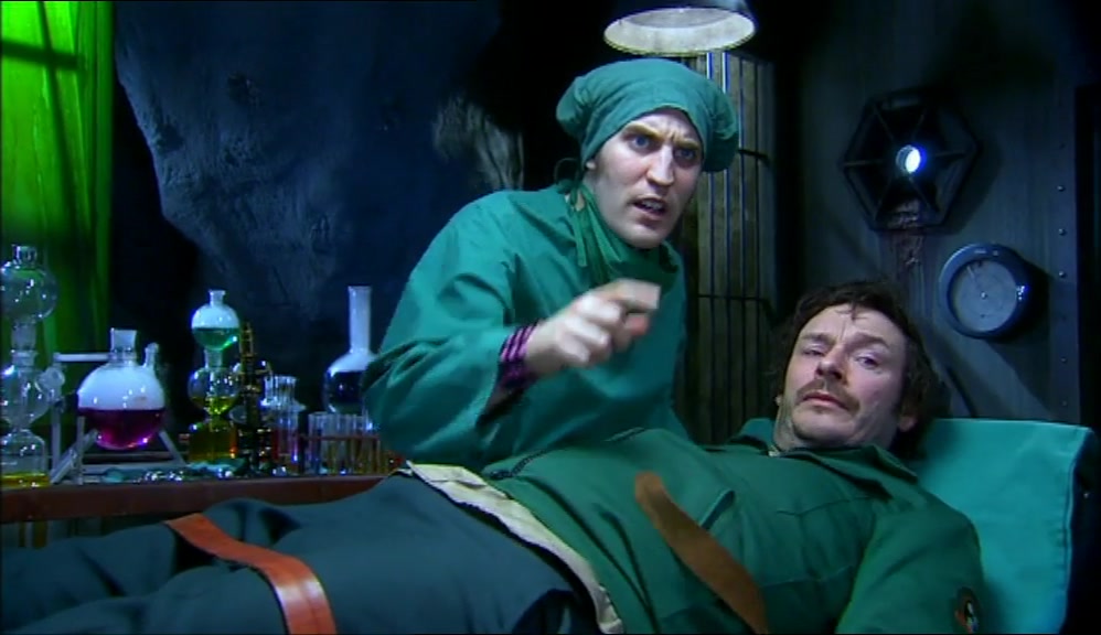 - HEY, WHAT'S THAT? - DON'T LOOK THERE. 