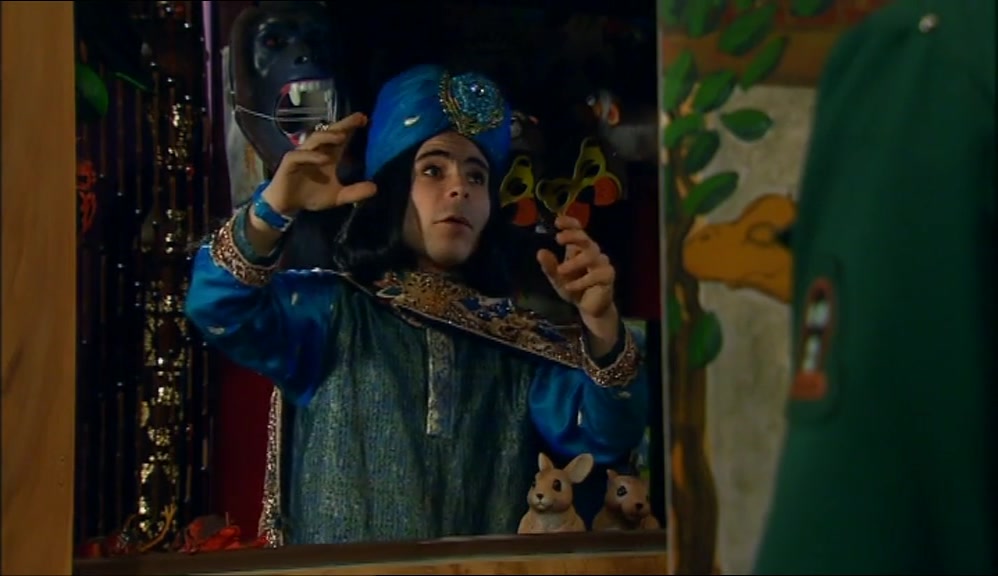 - WHAT ARE YOU ON ABOUT? - I SEE A SHARK WITH KNEES. 
