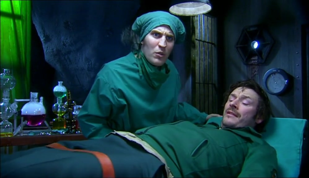 - HEY, WHAT'S THAT? - DON'T LOOK THERE. 