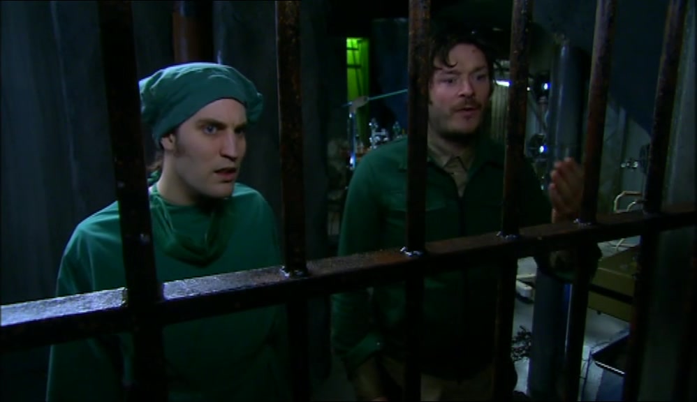 WE'RE TRAINED ZOO KEEPERS. COME FORWARDS. 