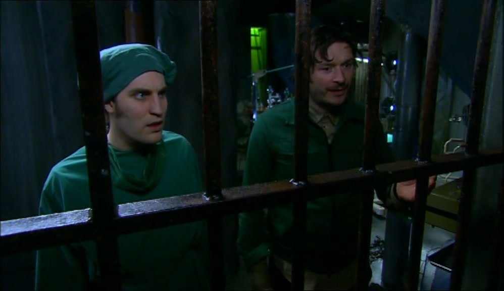 WE'RE TRAINED ZOO KEEPERS. COME FORWARDS. 