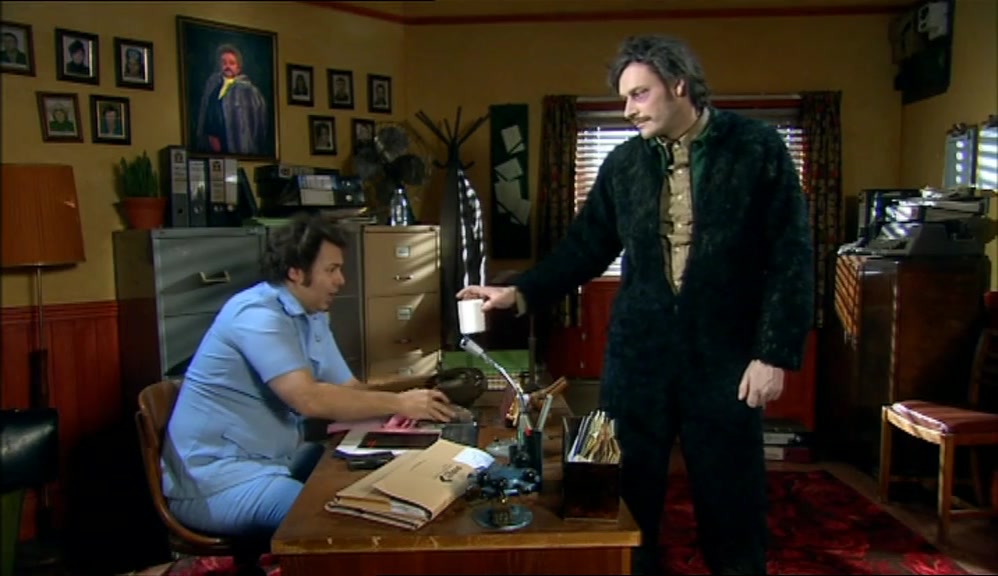 OH, MY GOD... IT'S A FLOATING CUP!  