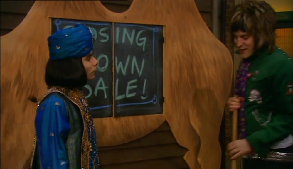 - I CAN'T BELIEVE BAINBRIDGE IS SELLING UP. - HE'S A BALLBAG. 