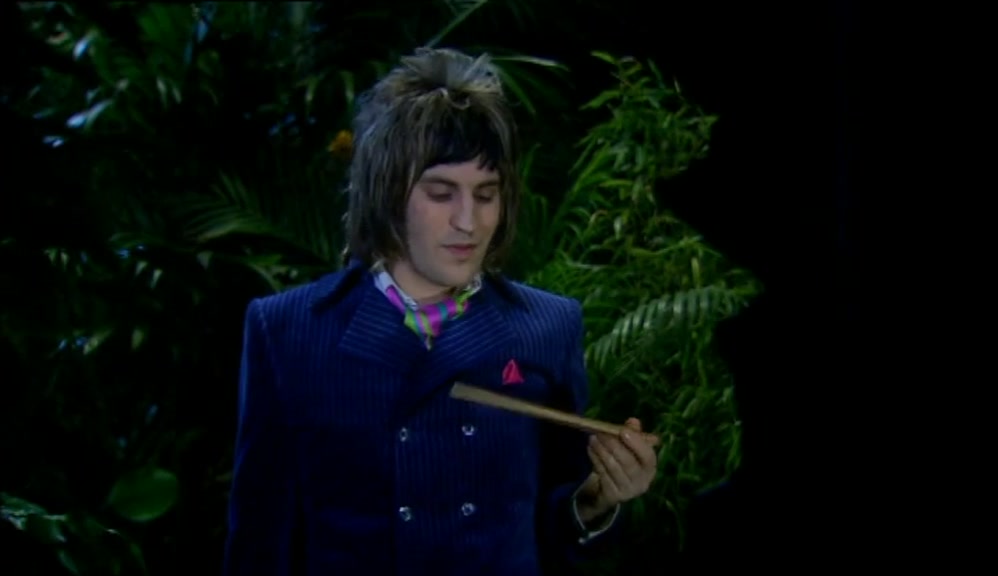 - THIS IS WHAT YOU SEEK, YES? - NO. I'M LOOKING FOR MY MATE HOWARD. 