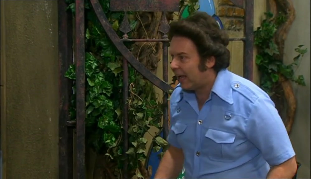 I DON'T KNOW HOW LUCKY I'LL GET. WAIT, HERE HE COMES. GET THE GATE. 