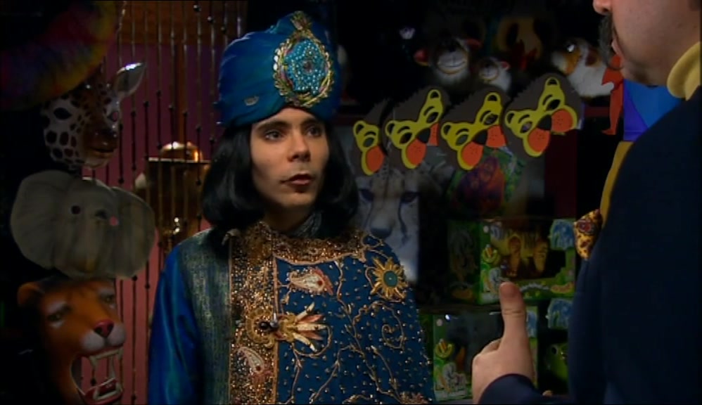 - WHAT'S IN IT FOR ME? - I DON'T KNOW. A KITKAT. 