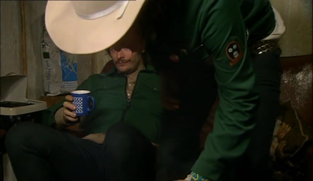 - CHEERS. - HE'S PRETTY GOOD, BAINBRIDGE, ISN'T HE? 