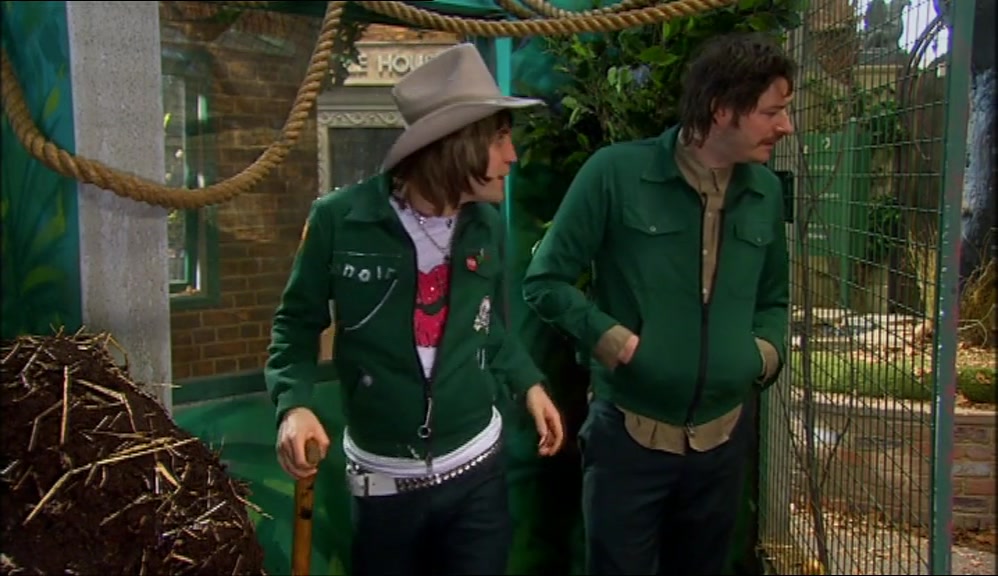 - WHAT'S WRONG WITH YOU? - I'M A TRAINED ZOO KEEPER. 