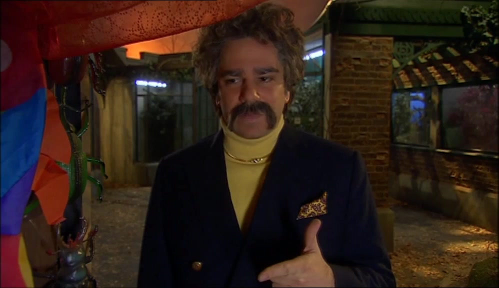 - WHAT'S IN IT FOR ME? - I DON'T KNOW. A KITKAT. 