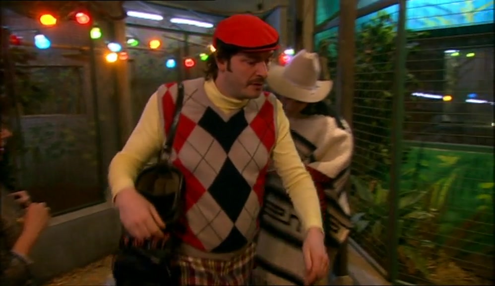 - IT'S GONNA CRUMBLE IN JACQUI'S BAG. - THERE YOU GO. DON'T PUSH IT. 