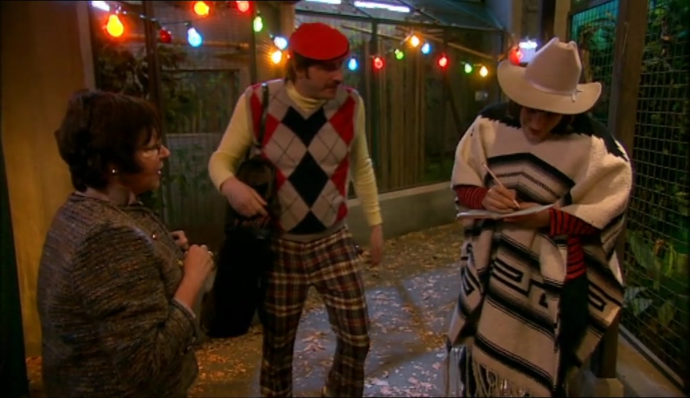 - IT'S GONNA CRUMBLE IN JACQUI'S BAG. - THERE YOU GO. DON'T PUSH IT. 