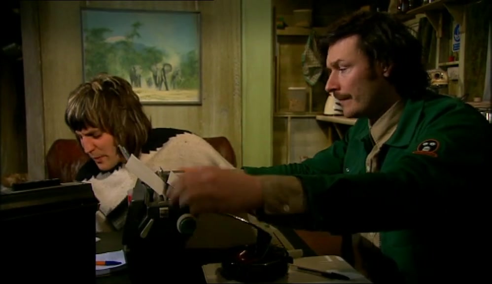 - LOOK AT IT. - I'M BUSY. 