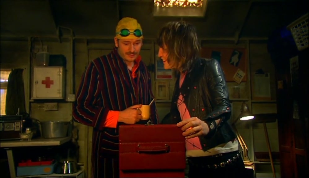 - WHAT ARE THOSE? - THEY'RE MY OFFCUTS. 