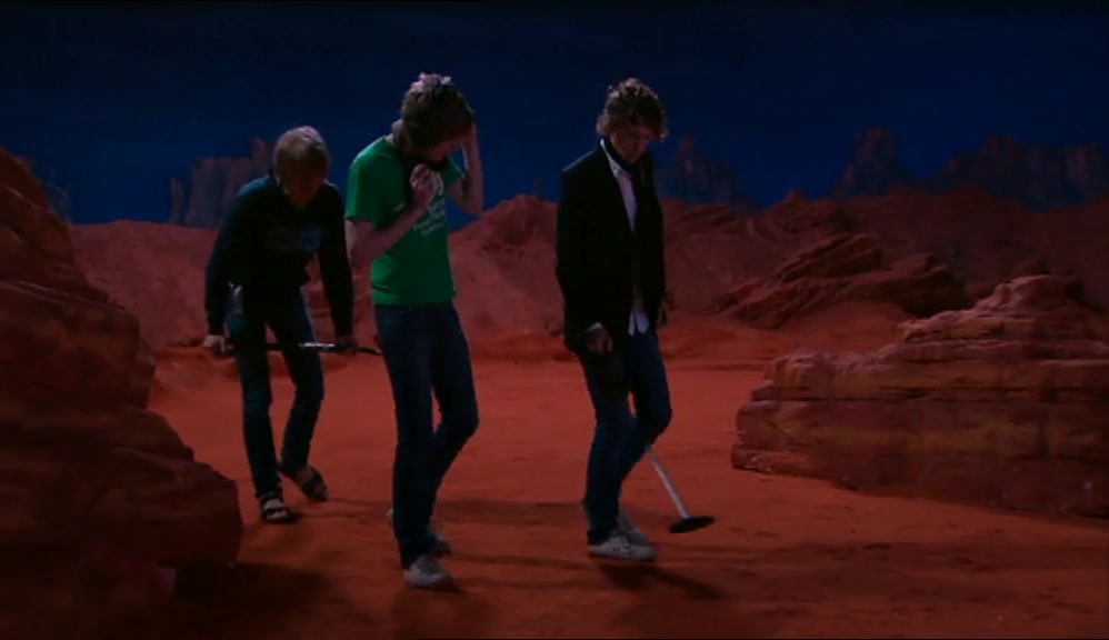 NO, LOOK OVER THERE. THERE'S RAZORLIGHT.  