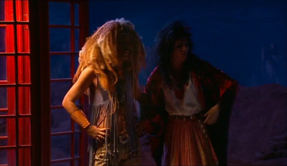 NO, LOOK OVER THERE. THERE'S RAZORLIGHT.  