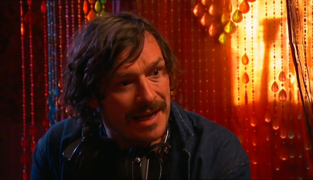 HOW DOES THAT HELP US, YOU BERK? WE'VE GOT TO MEET THE RECORD LABEL IN 1 0 MINUTES. 