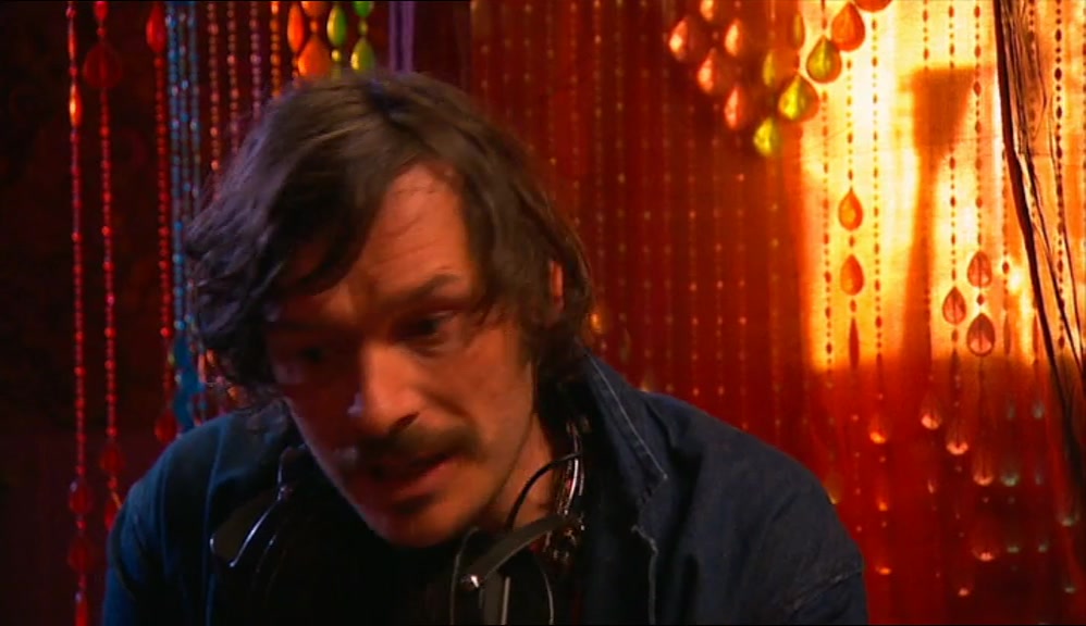 HOW DOES THAT HELP US, YOU BERK? WE'VE GOT TO MEET THE RECORD LABEL IN 1 0 MINUTES. 