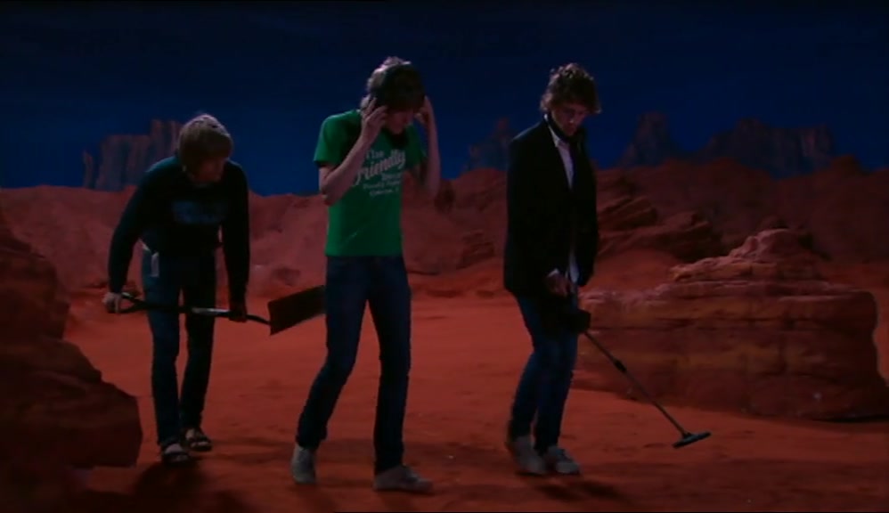 NO, LOOK OVER THERE. THERE'S RAZORLIGHT.  