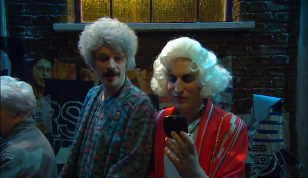 -YOU'RE A BIT DONE-UP, AREN'T YOU? -EXACTLY, THAT'S MY LOOK. 