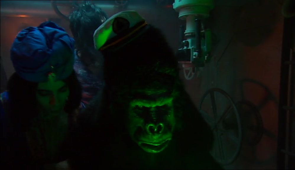 -OH, SHIFT OVER, I'M GOOD AT THIS BIT. -GET THE APPLE, GET THE APPLE. 