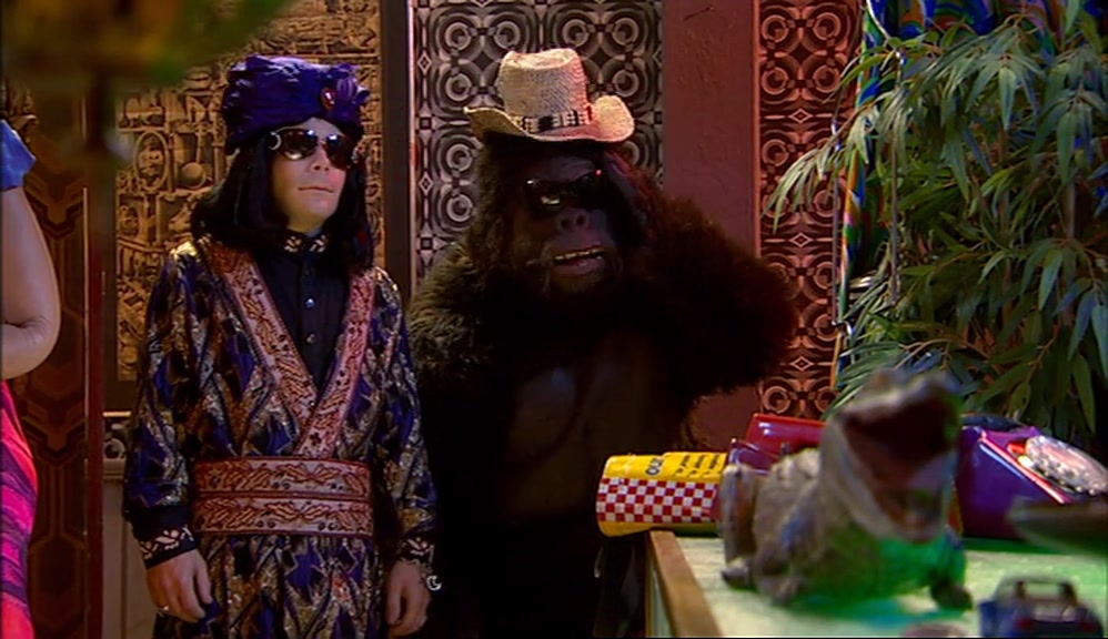 - OH, HUGE. I'M A MONKEY MESS. - HOW IS EVERYTHING? ALL RIGHT? 