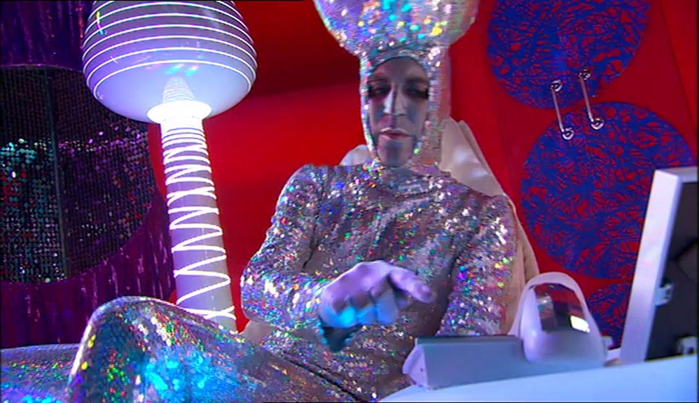 VINCE, NIP OUT AND GET ME A SCUBA DIVING OUTFIT, WITH ALL THE ACCESSORIES. 