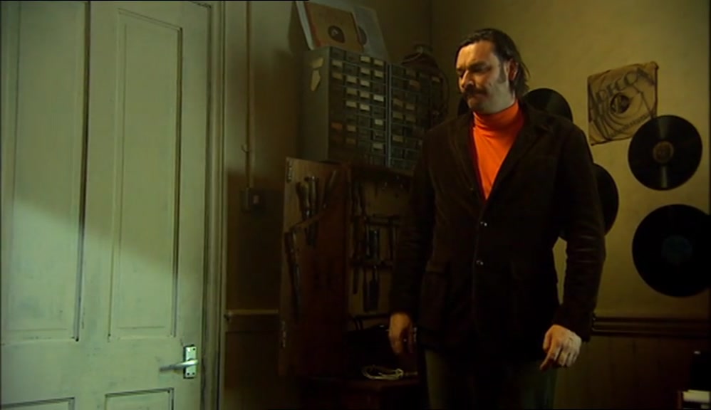 - THAT'S THE CLOSET, LESTER. - OH, YEAH. 