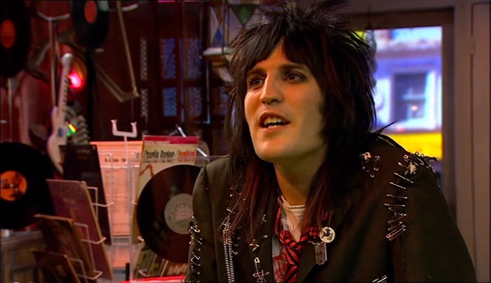 - IF THEY SEE YOU, THEY ARE GONNA KICK OF. - I'LL GLUE THEIR MOUTH SHUT. 