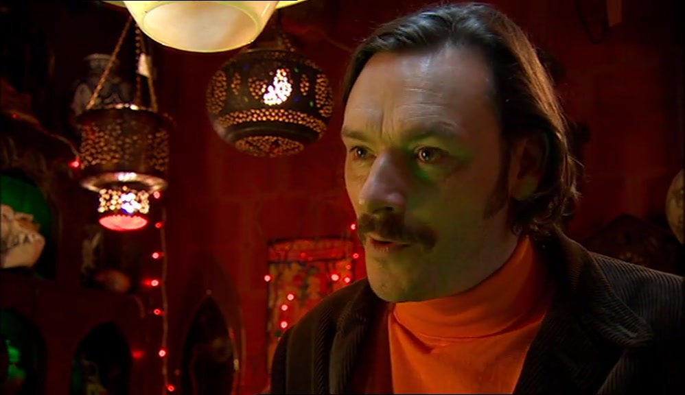 - HE'S GONNA DIE, HOWARD. - I CAN'T GO IN THERE, OK? I MEAN, I'M BUSY. 