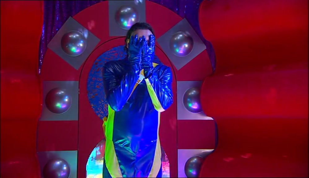 VINCE, NIP OUT AND GET ME A SCUBA DIVING OUTFIT, WITH ALL THE ACCESSORIES. 