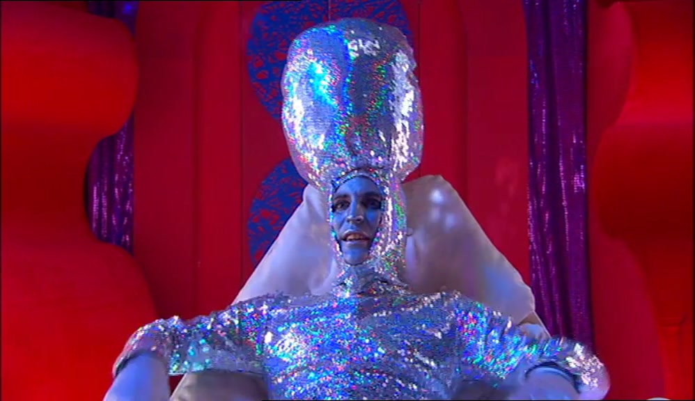 - I AIN'T GOT TIME FOR THIS. - THAT IS AN INCREDIBLE SUIT. 