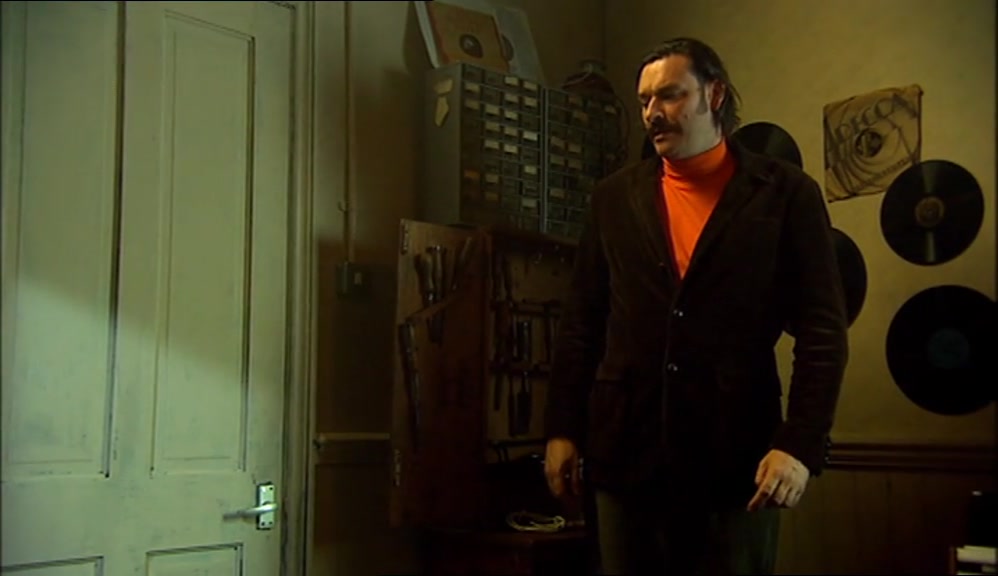 - THAT'S THE CLOSET, LESTER. - OH, YEAH. 