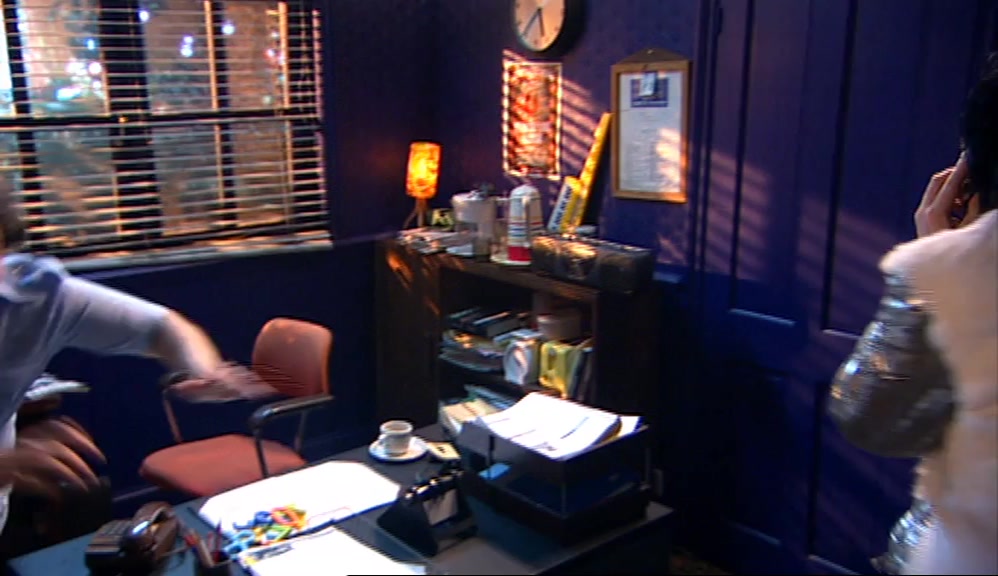 - HI. IS THAT MRS FOSSIL? - VINCE! VINCE, YOU CAN'T DO THIS! 