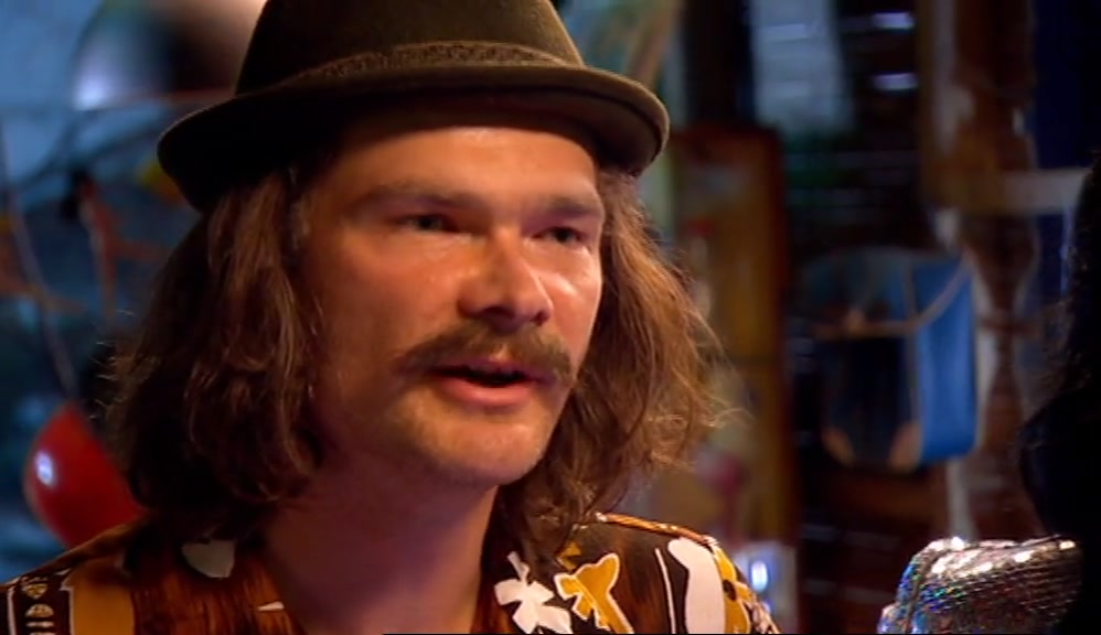 - WE GOT A GIG AT THE VELVET ONION. - IT'S OUR GIG! 
