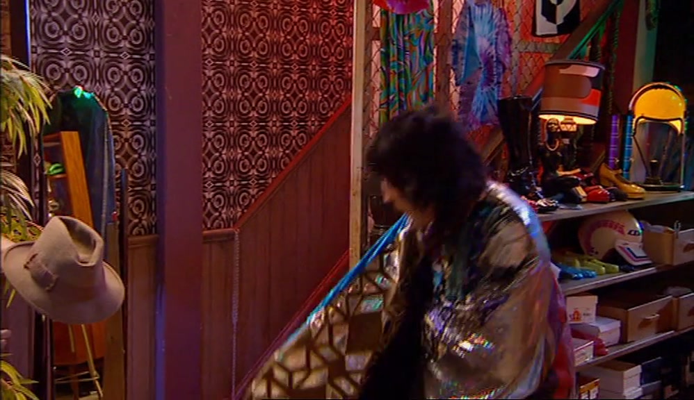- THAT'S WHAT I DO. YEAH, VINCE? - HERE WE GO. LIES, LIES FROM TINY EYES. 