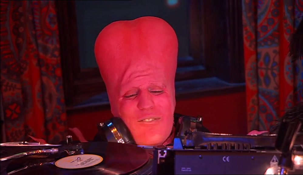 DENNIS, YOU DIMLO! WHAT THE FUCK ARE YOU DOING? THAT'S THE WRONG GEEZER. 