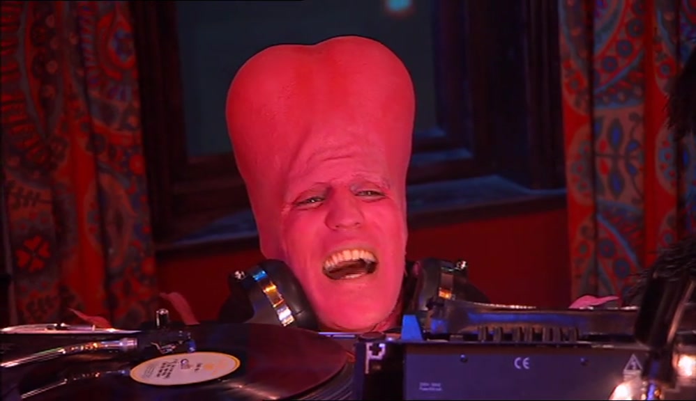 DENNIS, YOU DIMLO! WHAT THE FUCK ARE YOU DOING? THAT'S THE WRONG GEEZER. 