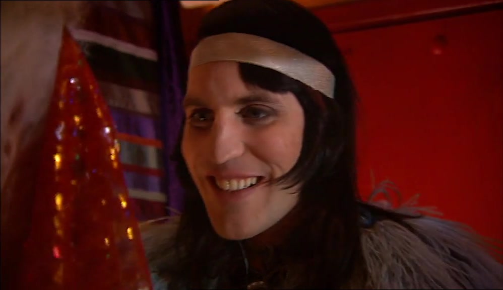 WOW! I LOVE YOUR OUTFIT, IT'S AMAZING. YOU LOOK LIKE AN EASTERN PRINCESS. 