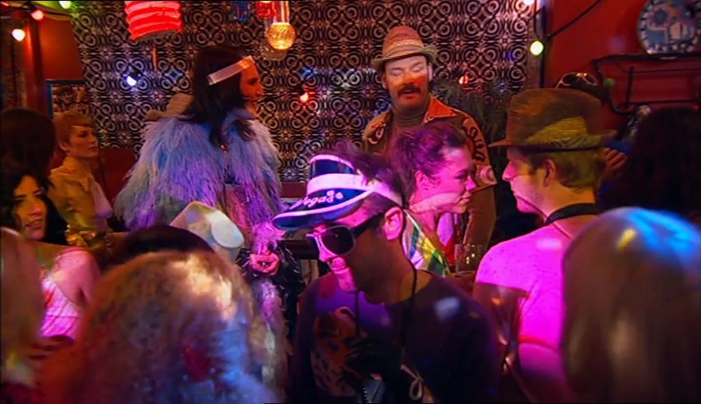 - CAN YOU SORT ME OUT WITH SOMEONE? - LET'S PLAY SOME PARTY GAMES. 